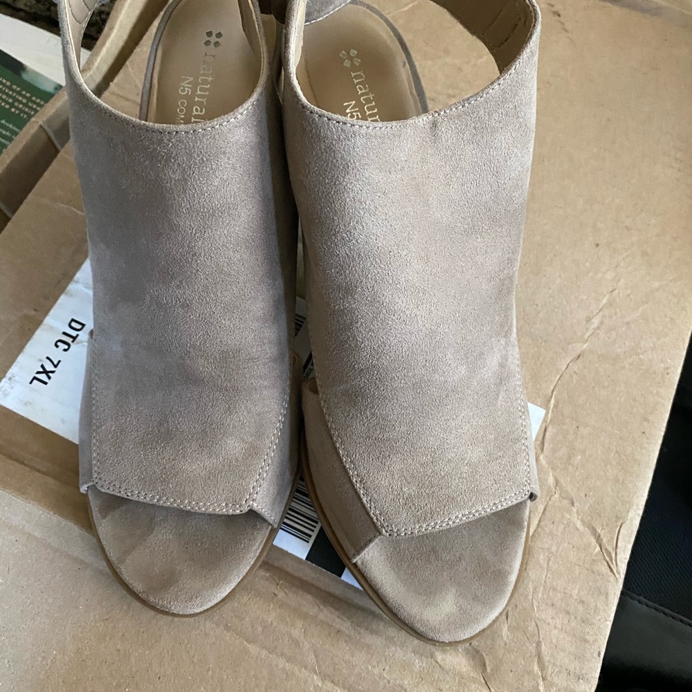 Size 8 Naturalizer faux suede sandals